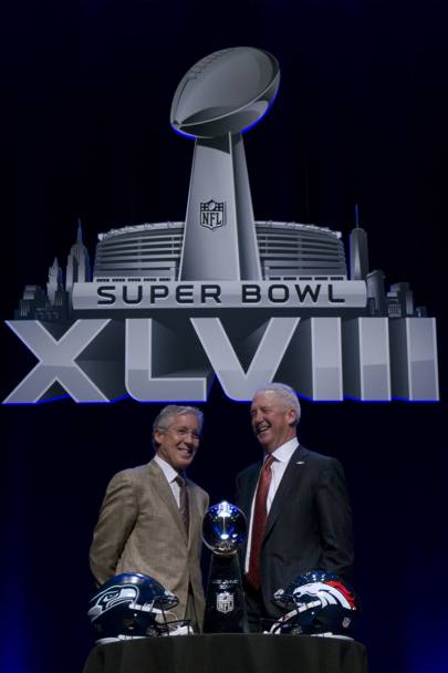 L&#39;head coach dei Seattle Seahawks Pete Carroll e il suo collega dei Denver Broncos John Fox in posa con il Vince Lombardi Trophy (Action Images)